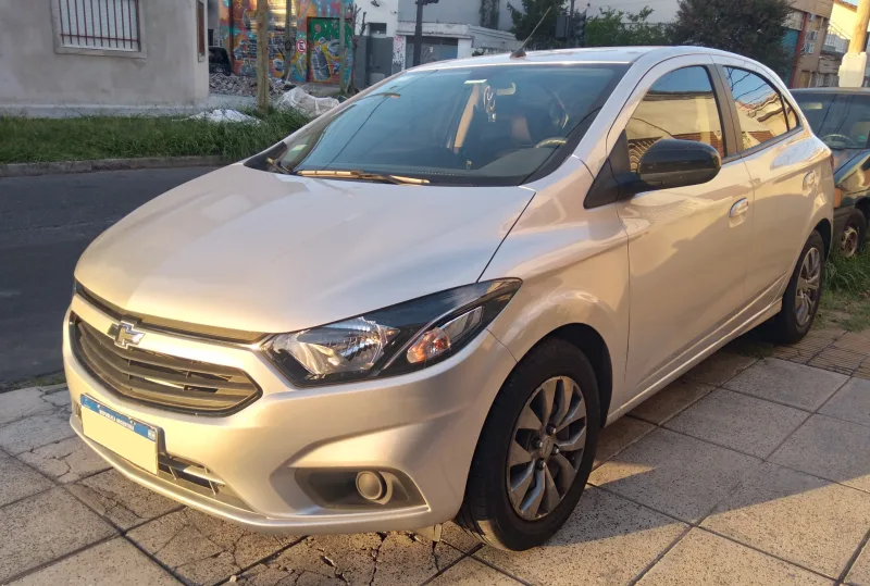 Chevrolet Onix Plus Joy 2022 frontal