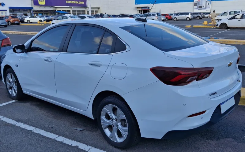 Chevrolet Onix Plus Joy — vista trasera