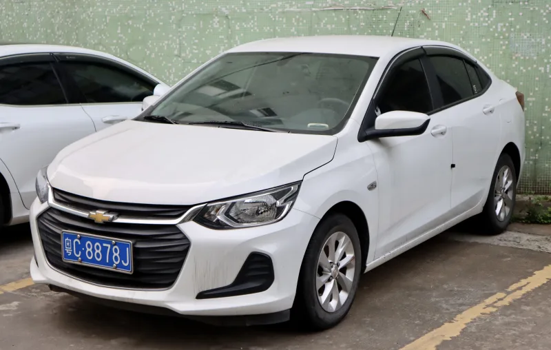 Chevrolet Onix Plus lateral